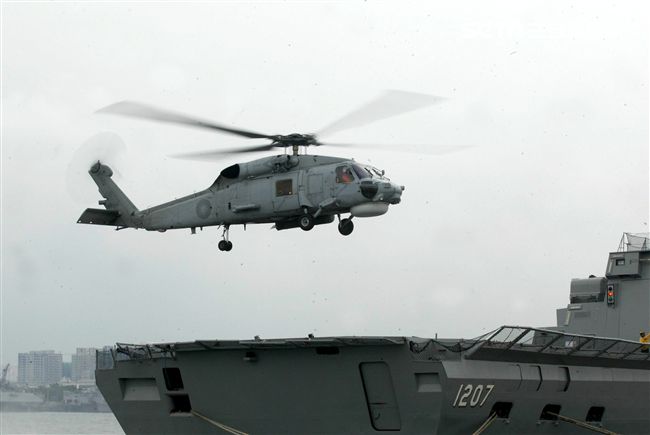 S-70C（M）反潛直升機實施落艦。（記者邱榮吉/攝影）