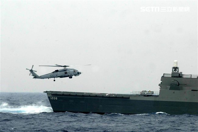 S-70C（M）反潛直升機實施落艦。（記者邱榮吉/攝影）
