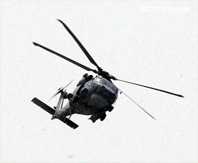 海軍春節加強戰備假想不明潛艦出沒，S-70C（M）反潛直升機緊急編隊實施反潛作戰。（記者邱榮吉/攝影）