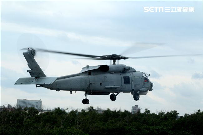 海軍春節加強戰備假想不明潛艦出沒，S-70C（M）反潛直升機緊急編隊實施反潛作戰。（記者邱榮吉/攝影）