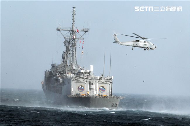 海軍春節加強戰備假想不明潛艦出沒，S-70C（M）反潛直升機緊急編隊實施反潛作戰。（記者邱榮吉/攝影）