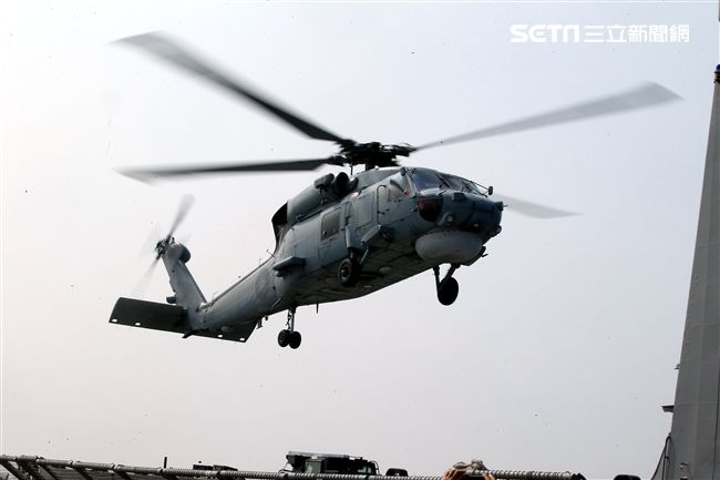 海軍春節加強戰備假想不明潛艦出沒，S-70C（M）反潛直升機緊急編隊實施反潛作戰。（記者邱榮吉/攝影）