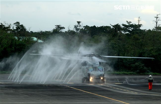 S-70C（M）反潛直升機長期在海面上飛行受到海鹽的襲侵，必須常用清水清洗乾淨。