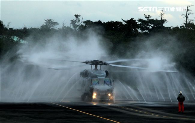 S-70C（M）反潛直升機長期在海面上飛行受到海鹽的襲侵，必須常用清水清洗乾淨。