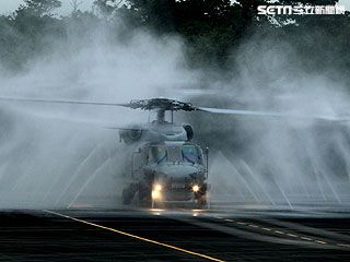 S-70C（M）反潛直升機長期在海面上飛行受到海鹽的襲侵，必須常用清水清洗乾淨。