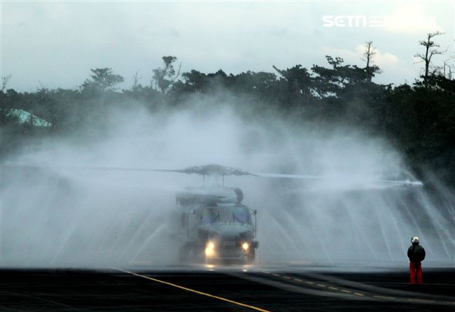 S-70C（M）反潛直升機長期在海面上飛行受到海鹽的襲侵，必須常用清水清洗乾淨。