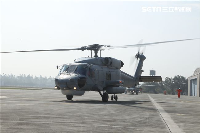 海軍春節加強戰備假想不明潛艦出沒，S-70C（M）反潛直升機緊急編隊實施反潛作戰。（記者邱榮吉/攝影）