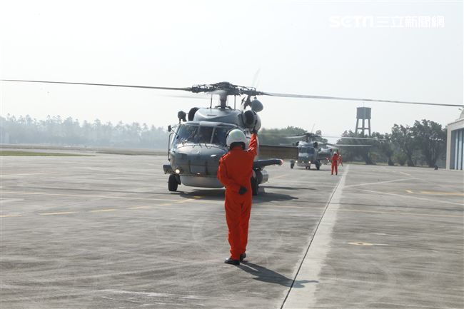 海軍春節加強戰備假想不明潛艦出沒，S-70C（M）反潛直升機緊急編隊實施反潛作戰。（記者邱榮吉/攝影）