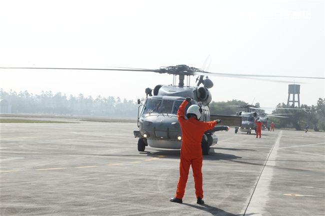 海軍春節加強戰備假想不明潛艦出沒，S-70C（M）反潛直升機緊急編隊實施反潛作戰。（記者邱榮吉/攝影）