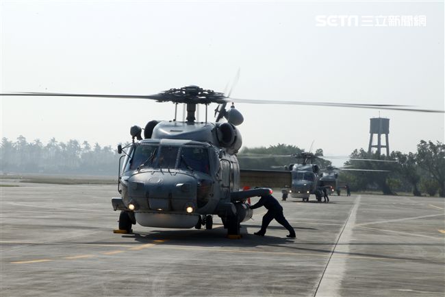 海軍春節加強戰備假想不明潛艦出沒，S-70C（M）反潛直升機緊急編隊實施反潛作戰。（記者邱榮吉/攝影）