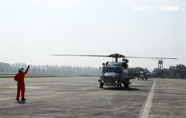 海軍春節加強戰備假想不明潛艦出沒，S-70C（M）反潛直升機緊急編隊實施反潛作戰。（記者邱榮吉/攝影）