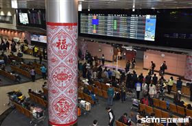 桃機迎雞年,大廳新年裝置。（圖／桃機公司提供）