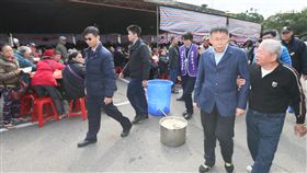 慈善家「刈包吉」廖榮吉，今年第22次辦桌，預計從小年夜到大年初二，一連四天席開600桌，每天中午在河濱公園停車場宴客。（楊忠翰攝）