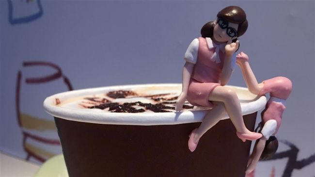 過年擁抱杯緣子女孩　喝台灣在地咖啡