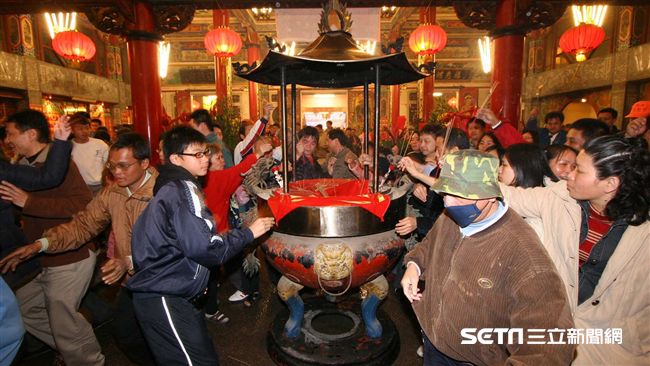 除夕守歲搶美金　搶頭香再拿樂園門票