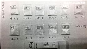 
林男騎車行經動物園未開大燈遭警攔下，警員原先只想勸導卻發現他神情緊張，盤查後搜出安非他命11包及K他命5包（翻攝畫面）
