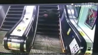 恐怖電扶梯再現　老翁摔倒狂滾20圈