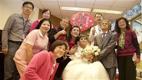 癌末妻與夫醫院補辦婚禮　場面感動
南投縣陳木貴（前右2）與林富美（前右3）夫妻，兩人
年輕時生活困難，辛苦拉拔子女長大後，林妻卻診斷癌
症末期，兩人26日在醫院補辦婚禮，留下人生回憶，過
程令不少人動容。
（埔基醫院提供）
中央社記者蕭博陽南投縣傳真