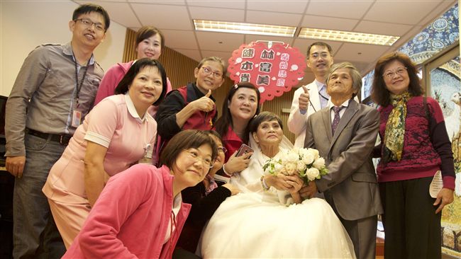 要享福了妻卻癌末！夫補辦婚禮醫護淚