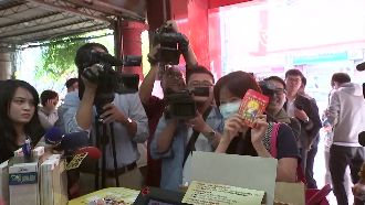 集資拚大獎！婦抱51萬現金買刮刮樂