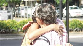 擁抱。（圖非新聞當事人／攝影者Ricardo Moraleida,flikr CC License／網址http://bit.ly/2kwMJSf）
