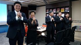 陸委會26日舉行春節前最後一次例行記者會，主委張小
月（左2）率副主委及主任秘書向兩岸民眾拜早年。
中央社記者翟思嘉攝　106年1月26日