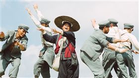 唐立淇被寫進電影主題曲
賀歲片「健忘村」26日上映同步推出Q版LINE貼圖。星
座專家唐立淇被寫進由演員林美秀（中）演唱的電影主
題曲「一片雲」歌詞，笑稱「我跟美秀都是解憂吉祥物
」。
（牽猴子提供）
中央社記者王靖怡傳真　106年1月26日