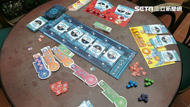 邀爺奶玩桌遊　研：助甩憂鬱失智風險