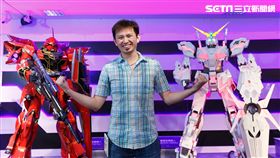 紙模型達人陳文泰為大家示範糖果盒製作過程（陳文泰提供）