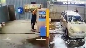 蕭姓貿易商駕駛BMW前往洗車廠洗車，卻因一時貪念竊取店內的喇叭組合，遭到店家PO上臉書並堅持提告（翻攝自爆料公社）