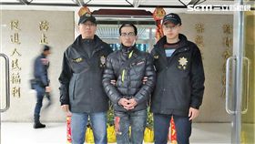 吳男罹患口腔癌獲准保外就醫，卻不改愛槍本性擁槍自重，還嗆聲要開出新春第一砲，警方循線將他逮捕到案（翻攝畫面）