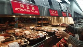 Costco大賣場烤雞的華麗變身(1)、雞肉
大賣場賣的烤雞香噴噴、物美價廉，但小家庭很難吃掉
一整隻，剩下的食材該如何運用？教你華麗變身5種料
理，中、西、日式風格都端上桌。
中央社記者江明晏攝  106年1月27日