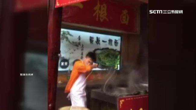 甩麵當彩帶～拉麵小哥舞出靈魂爆紅