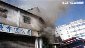 新北市土城區鐵工廠火警，消防局出動10分隊前往灌救，並救出4名外籍勞工，火勢在30分鐘後撲滅，所幸並無任何人員傷亡（翻攝畫面）