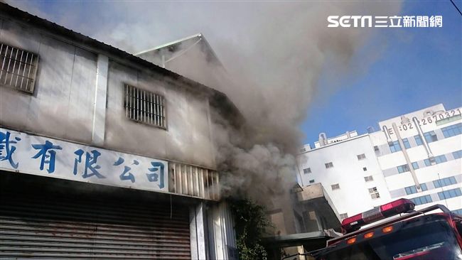 土城鐵工廠無故竄火　警消救出4外勞