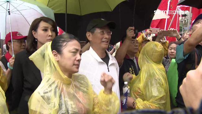 邱惠美交際廣！撐傘緊貼「乾爹」白狼