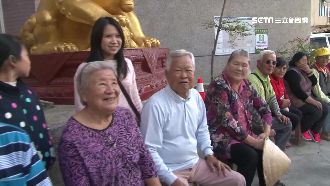 小英總統返鄉發紅包　楓港居民搶排隊