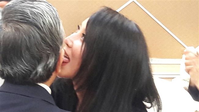 遭控倒貼男人黏胸舔耳　邱惠美嗆告