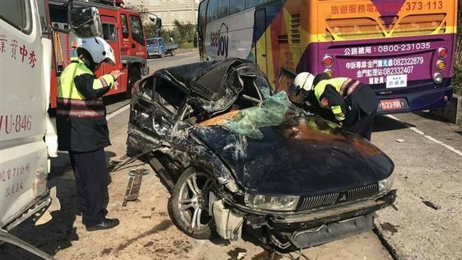 搶快未禮讓混凝土車　轎車遭撞成廢鐵