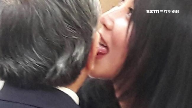 爆被黏胸舔耳　他喊冤「那個不是我」