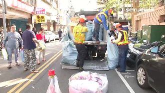 除夕垃圾爆量　清潔隊辛苦加班到午夜