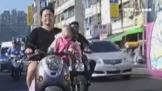 婦抱嬰玩命騎車　沒戴安全帽還露微笑