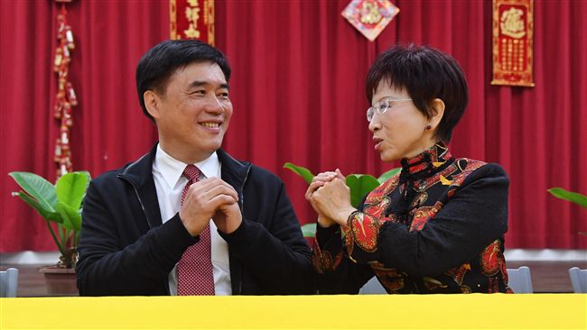 郝、柱這一抱　藍議員笑稱「不容易」