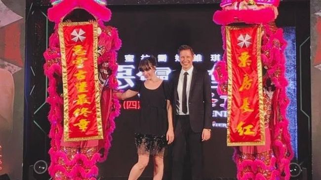 蜜拉烙中文拜年　不忘幫《惡靈》催票