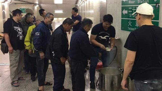善男地下街煮飯請街友　慘遭網友議論