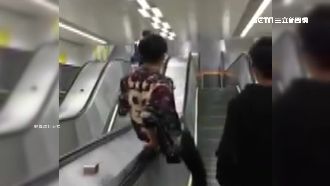 少年溜電扶梯卻卡關　耍帥不成恐被罰