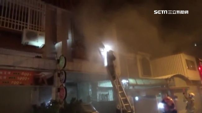 深夜火燒透天厝　屋主拉女兒頂樓呼救