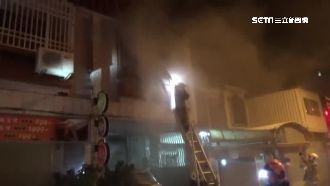 深夜火燒透天厝　屋主拉女兒頂樓呼救