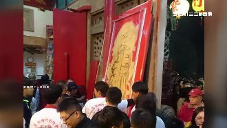 熱情信眾瘋搶頭香　撞破4百公斤廟門