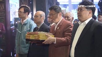 柯P狂掃25間宮廟　還為了她穿西裝
